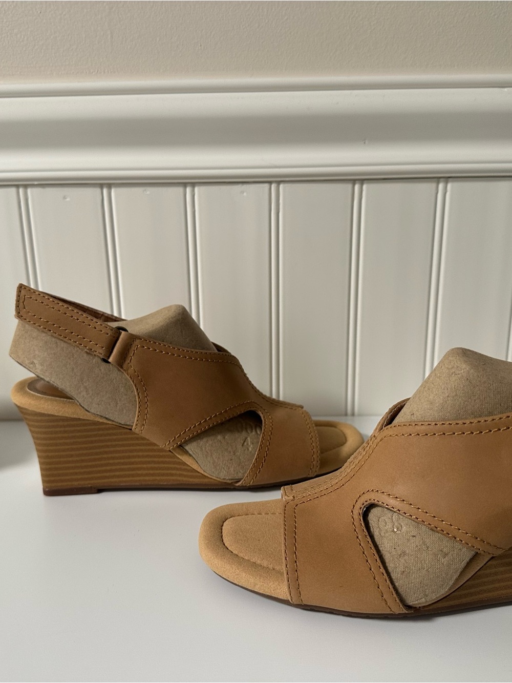 Clarks Tan Cutout Wedge Sandals - 6M - NIB - Picture 7 of 9